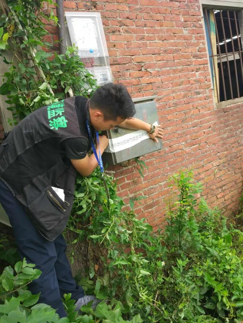 違法企業被貼封條關停 違法企業被貼封條關停