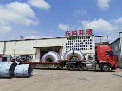 東鴻請來吊車發(fā)貨，一天發(fā)4車廢氣處理設(shè)備，車車都是17.5米大拖頭