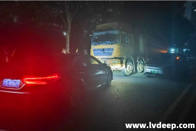 松山湖分局聯合城管分局連續蹲點,截停偷排槽罐車